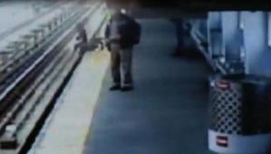 Espeluznante: Bebé cae en vías del metro, madre salta y la salva