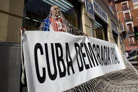 Gobierno cubano autorizará más salidas de disidentes, según Elizardo Sánchez