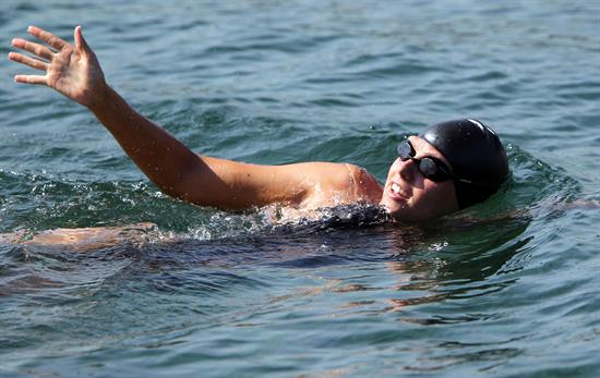 Nadadora interrumpe travesía de Cuba a EEUU