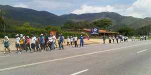 Universitarios de Lara llevan 105 de los 400 kilómetros de caminata hacia Caracas
