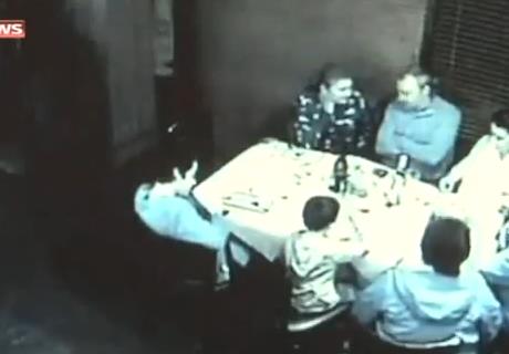 Familia disfruta de una comida, cuando borracho se los lleva por delante (Video + OMG)