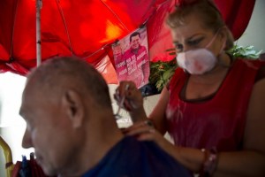 En fotos: La chavista, buhonera – peluquera que atiende en la calle