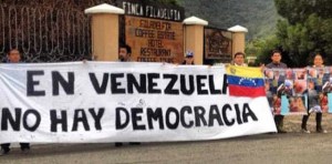 Estudiantes alertan sobre democracia venezolana en la sede de la OEA en Guatemala