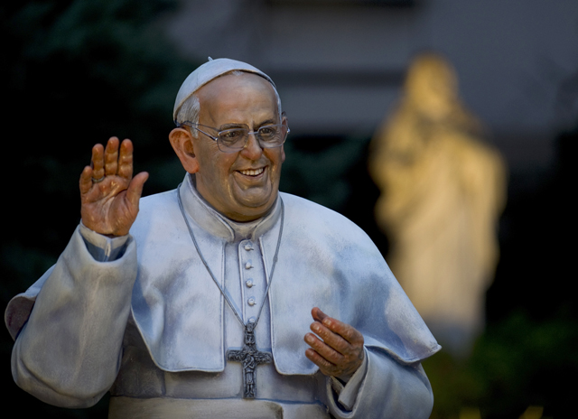 Inauguran escultura tamaño real del Papa (Fotos)