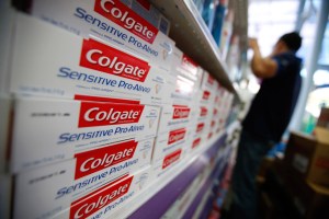 Ganancia de Colgate-Palmolive cae 16 por ciento por devaluación en Venezuela