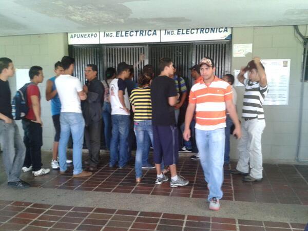 Estudiantes oficialistas toman la Unexpo y tienen secuestrados a los profesores (Foto)