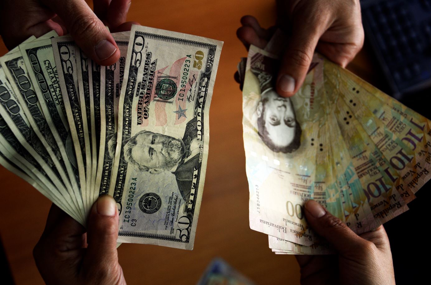 José Guerra: El gobierno puso la economía en manos del dólar paralelo