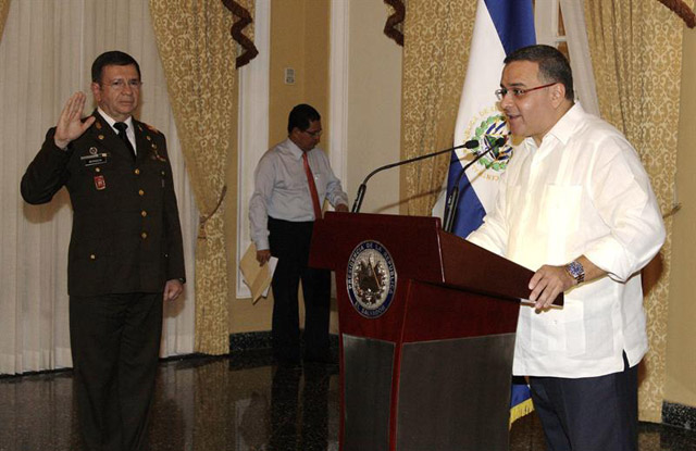 El Salvador juramentó a nuevo ministro de la defensa