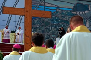 El Papa insta a jóvenes a evangelizar en gigantesca misa frente al mar (Video)