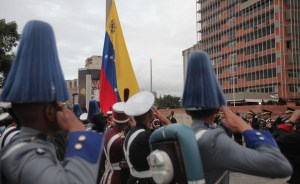 Gobierno y oposición usan a Bolívar para atacarse en el día de su natalicio