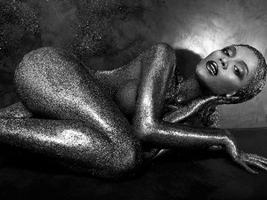 Más fotos de Beyoncé desnudita con escarcha (APROBADO)