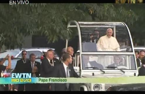 El paseo del papa Francisco en su “papa móvil”