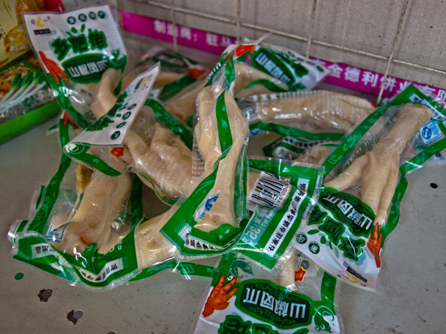 Escándalo en China por venta de patas de pollo vencidas hace 46 años