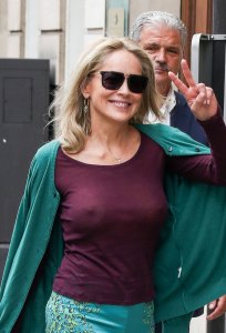 A Sharon Stone le importa nada y sale sin sostén y con una camisa transparente
