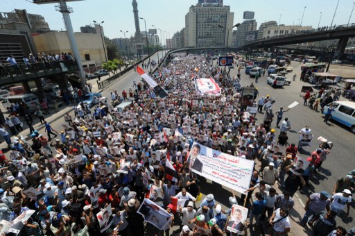 Policía lanza gases lacrimógenos a manifestantes pro Mursi en El Cairo