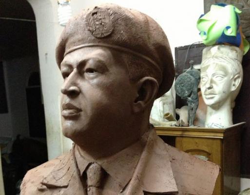 Sorprendente parecido del busto de Chávez realizado por escultor egipcio