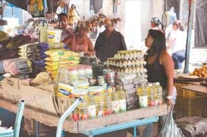 Cesta básica cuesta tres veces más en los puestos de comerciantes informales