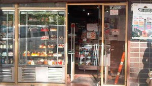Antisociales robaron panadería en La Urbina durante la madrugada