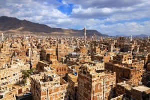 Ataques aéreos contra el complejo del palacio presidencial yemení en Adén