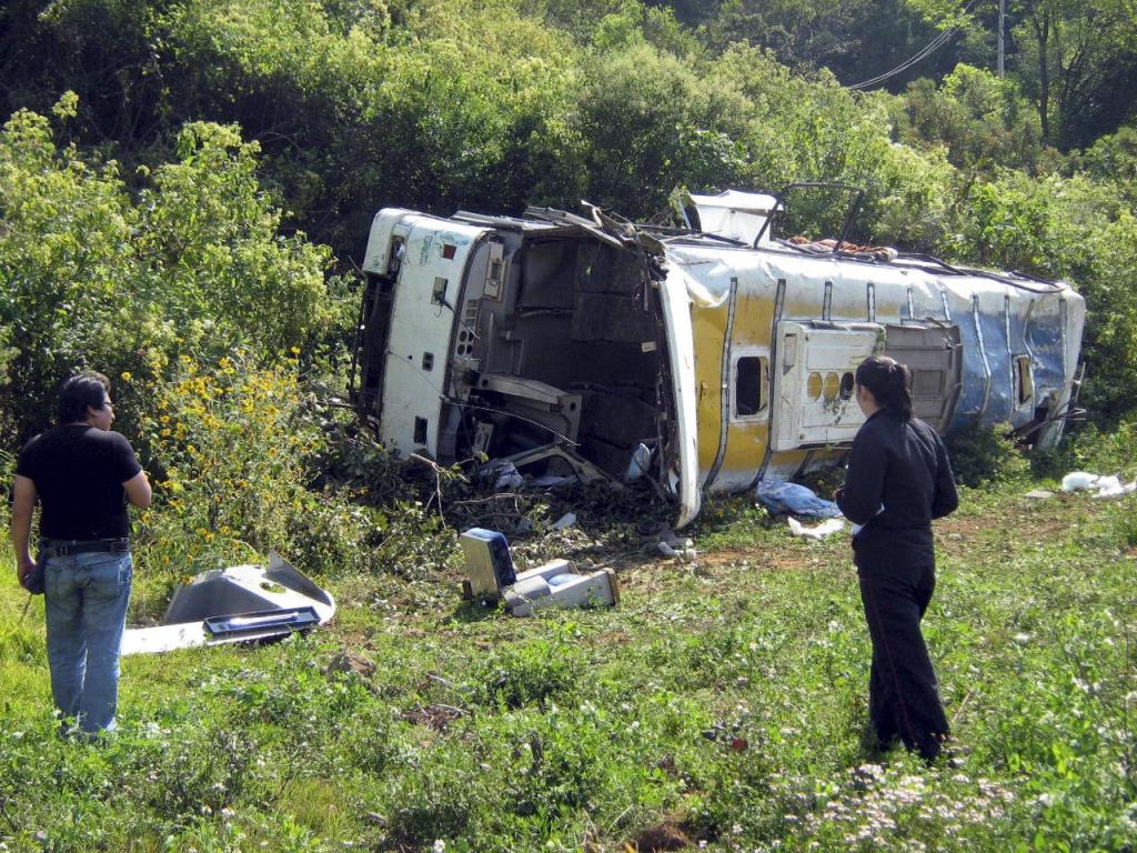 Al menos 8 muertos y 30 heridos en accidente de autobús en México