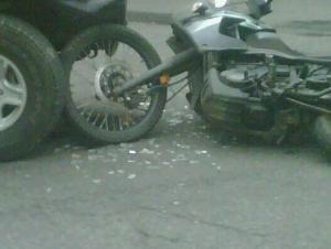 Accidente en la GMA entre una moto y un camión