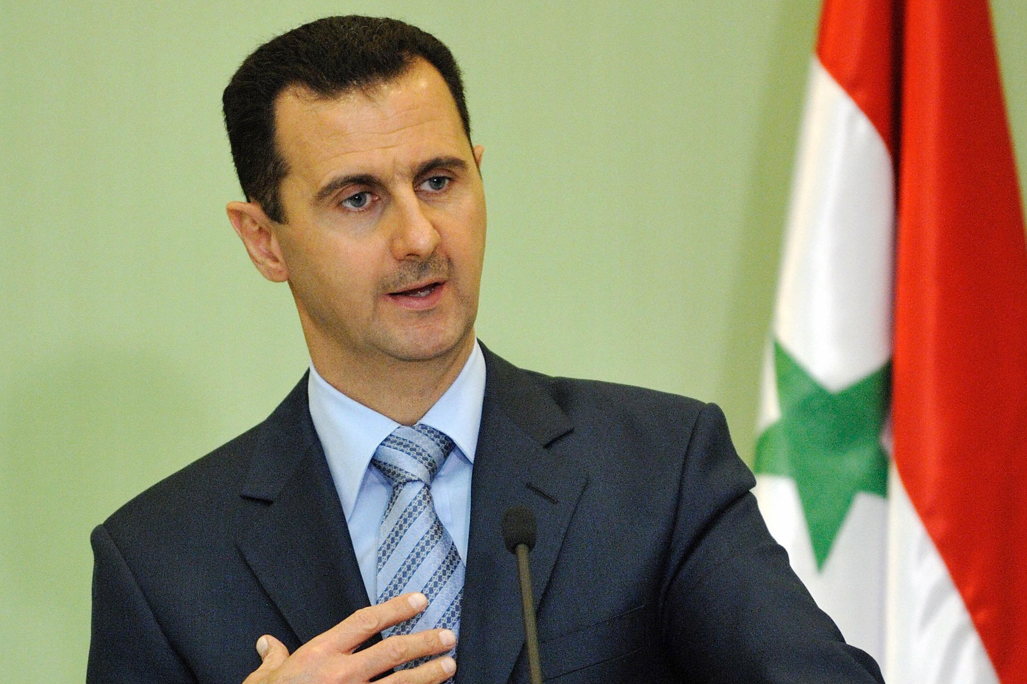 Al dictador sirio Al Asad le dió un “yeyero” en pleno discurso ante el Parlamento