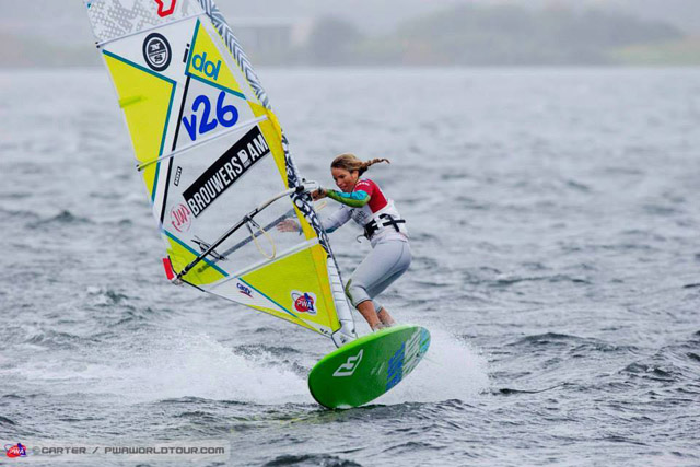 Venezolana Yoli de Brendt brilla en el podio del Mundial de Windsurf Freestyle