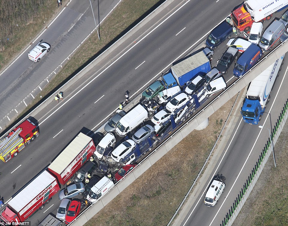 Decenas de heridos por choque de 130 vehículos en autopista inglesa (Fotos)