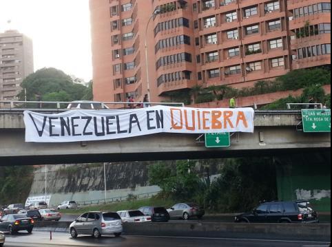 Con esta pancarta amaneció Caracas (Foto)