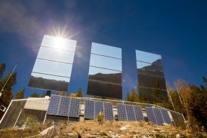 Espejos gigantes para iluminar un pueblo sin sol en invierno (Fotos)