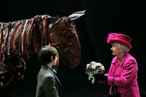 La Reina Isabel visita el Teatro Nacional