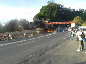 Oficialistas quemaron cauchos y colapsan vías del estado Miranda (Fotos + Video)