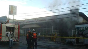 Incendio en mueblería colapsa tráfico en la Panamericana