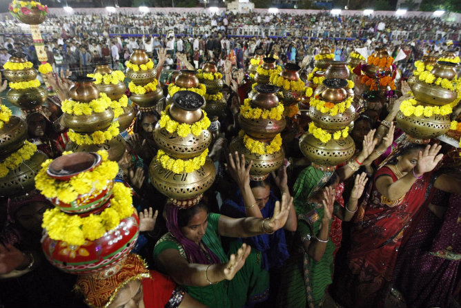 Al menos 91 muertos en una estampida frente a un templo en India