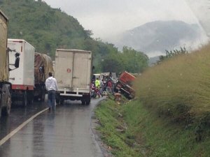 Saquearon camión de patillas que volcó en Las Tejerías