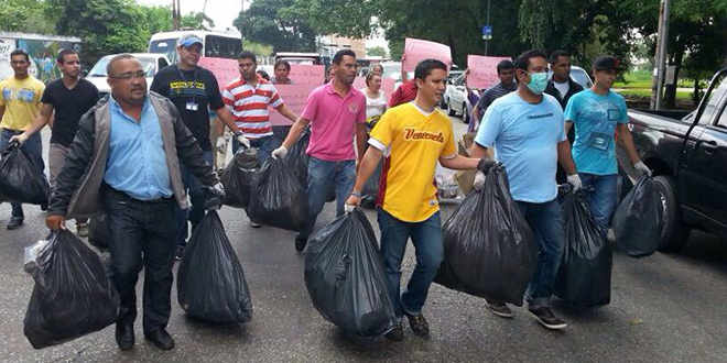 Llevaron basura a la Alcaldía de Valencia en protesta por servicios públicos (Fotos)