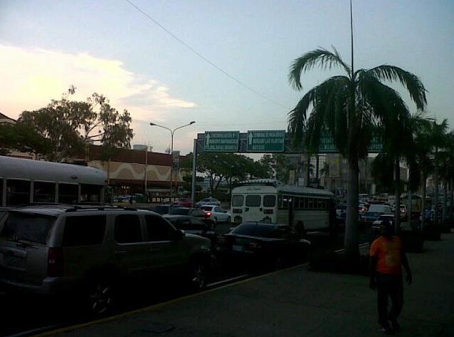 Así está el tránsito en el centro de Maracaibo por La Chinita (Foto)