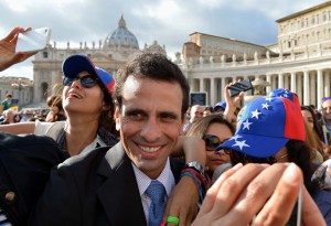 Capriles también se baña de pueblo en el Vaticano (Fotos + Video)