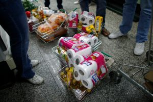 Venezolanos esperan medidas contra la inflación y la escasez