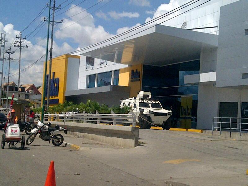 Aparece tanqueta frente a Daka de Barquisimeto (Foto)