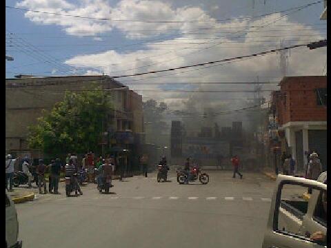 Denuncian que oficialistas quemaron tarima donde hablaría Capriles (Fotos)
