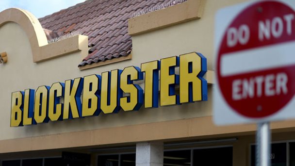 La trampa de Blockbuster: la cadena que hoy simboliza la nostalgia por el videoclub fue también la que lo destruyó