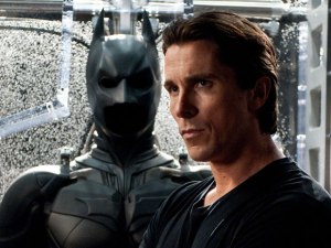 Christian Bale bati-aconseja a  Ben Affleck de como orinar con el bati-traje