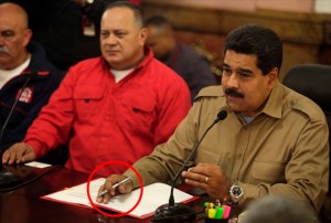 La pluma “yankee” con la que firmó Maduro la Ley Habilitante (Fotodetalle)