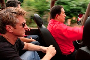 Chávez manejando y Sean Penn meando… “párate aquí brou” (FOTOS)