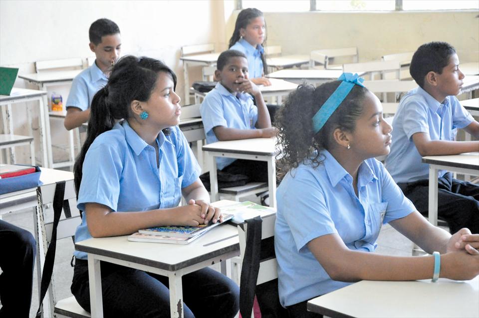 Denuncian la presencia de 400 maestros cubanos que cobran en dólares
