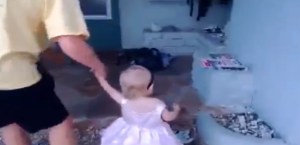 Insólito: Madre asusta a su bebé con una araña gigante (Video)