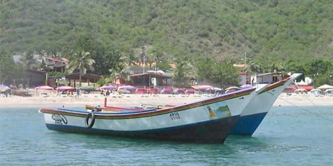 Armada rescata con vida a tres venezolanos a la deriva en una embarcación frente a Vargas