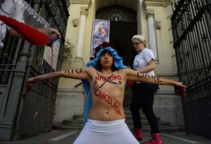 Las femen se desnudan en Madrid contra la nueva ley del aborto (Fotos)