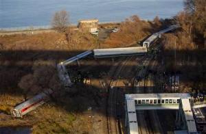 Cuatro muertos deja descarrilamiento de tren en Nueva York (Fotos)